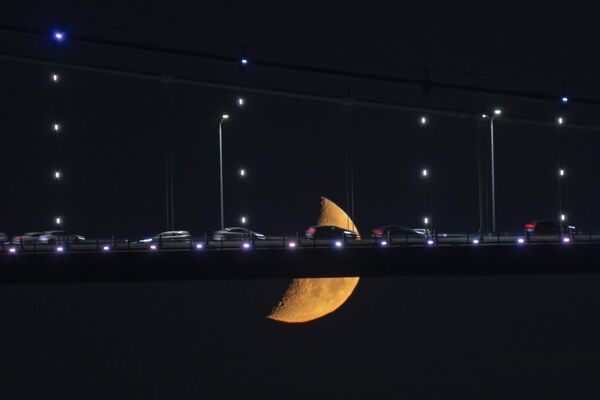 Luna sobre el puente en Estambul, Turquía. - Sputnik Mundo