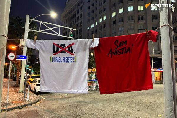 🪧 Manifestantes se reúnen en el centro de Río de Janeiro contra las tarifas de EEUU - Sputnik Mundo