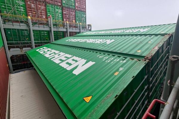 Caen contenedores de un buque de Evergreen en Callao, Perú - Sputnik Mundo