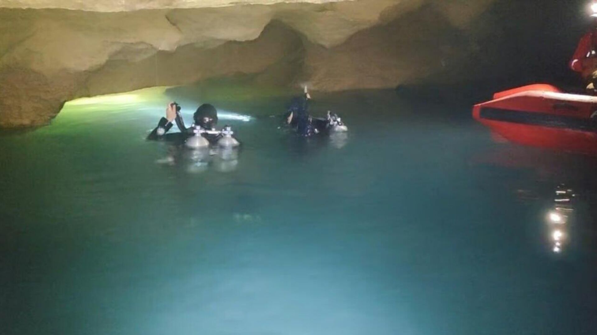 Un rescate milagroso: un buzo sobrevive cinco días en una cueva submarina en China casi sin oxígeno Un rescate milagroso: un buzo sobrevive cinco días en una cueva submarina en China casi sin oxígeno - Sputnik Mundo, 1920, 02.08.2025