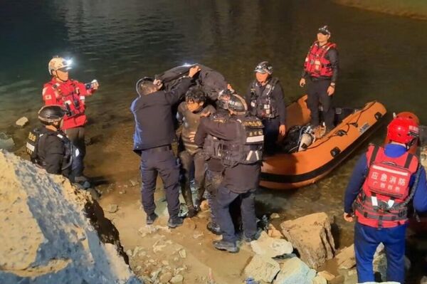 Un rescate milagroso: un buzo sobrevive cinco días en una cueva submarina en China casi sin oxígeno Un rescate milagroso: un buzo sobrevive cinco días en una cueva submarina en China casi sin oxígeno - Sputnik Mundo