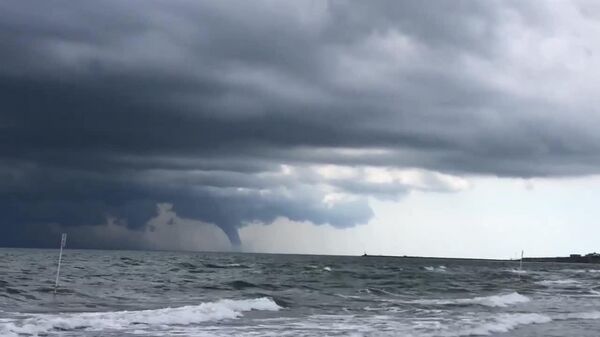 Tanto atractiva como peligrosa: una tromba marina cerca de una orilla italiana irrumpe en la rutina de los habitantes - Sputnik Mundo