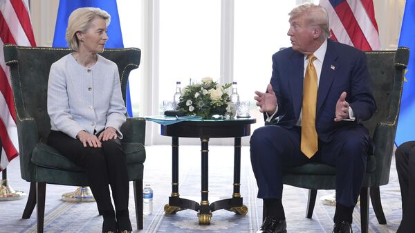 El presidente de EEUU, Donald Trump, y la presidenta de la Comisión Europea, Ursula von der Leyen - Sputnik Mundo