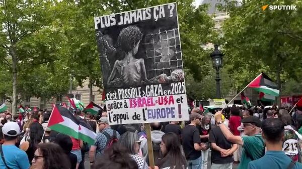 Gaza está muriendo de hambre: activistas inundan las calles de París para alarmar sobre la situación en el enclave palestino - Sputnik Mundo
