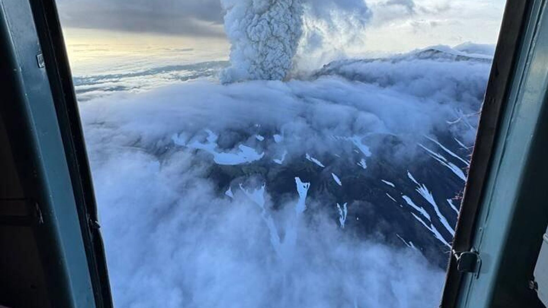 Hace erupción el volcán Krasheninnikov en Kamchatka Hace erupción el volcán Krasheninnikov en Kamchatka - Sputnik Mundo, 1920, 03.08.2025