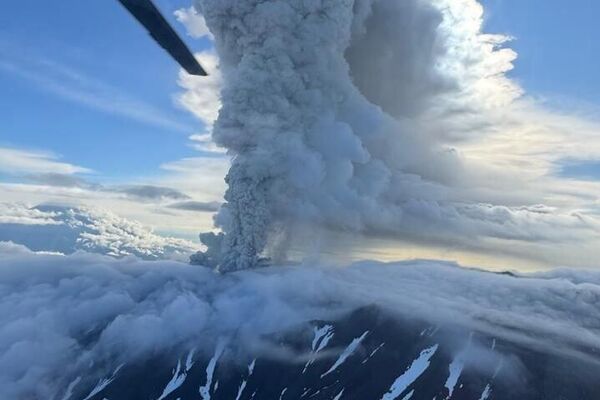 Hace erupción el volcán Krasheninnikov en Kamchatka Hace erupción el volcán Krasheninnikov en Kamchatka - Sputnik Mundo