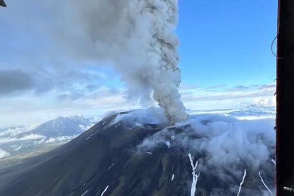Hace erupción el volcán Krasheninnikov en Kamchatka Hace erupción el volcán Krasheninnikov en Kamchatka - Sputnik Mundo