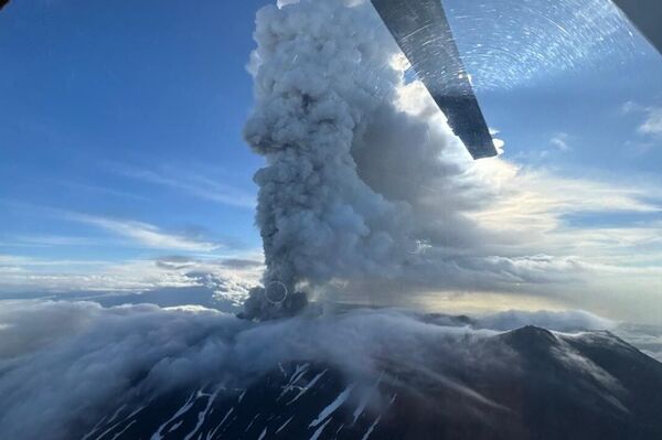 Hace erupción el volcán Krasheninnikov en Kamchatka Hace erupción el volcán Krasheninnikov en Kamchatka - Sputnik Mundo