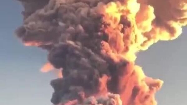 Uno de los volcanes más activos de Indonesia vuelve a sacudir su entorno - Sputnik Mundo