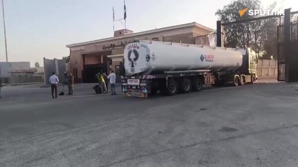 Ingresan camiones con combustible a Gaza - Sputnik Mundo