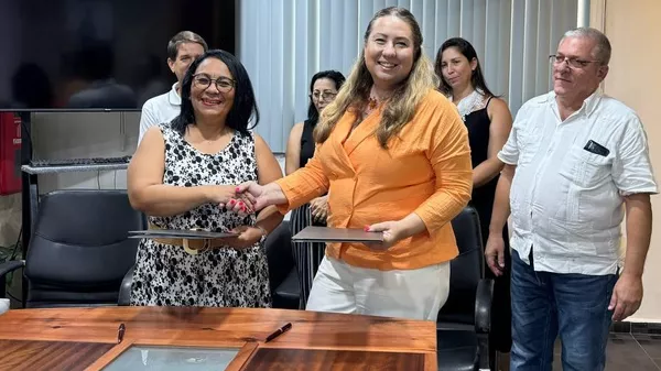 La directora general de la Radio Cubana, Yuzaima Cardona (izquierda) y Daria Yuryeva, jefa del Departamento de América Latina de Sputnik (derecha). - Sputnik Mundo