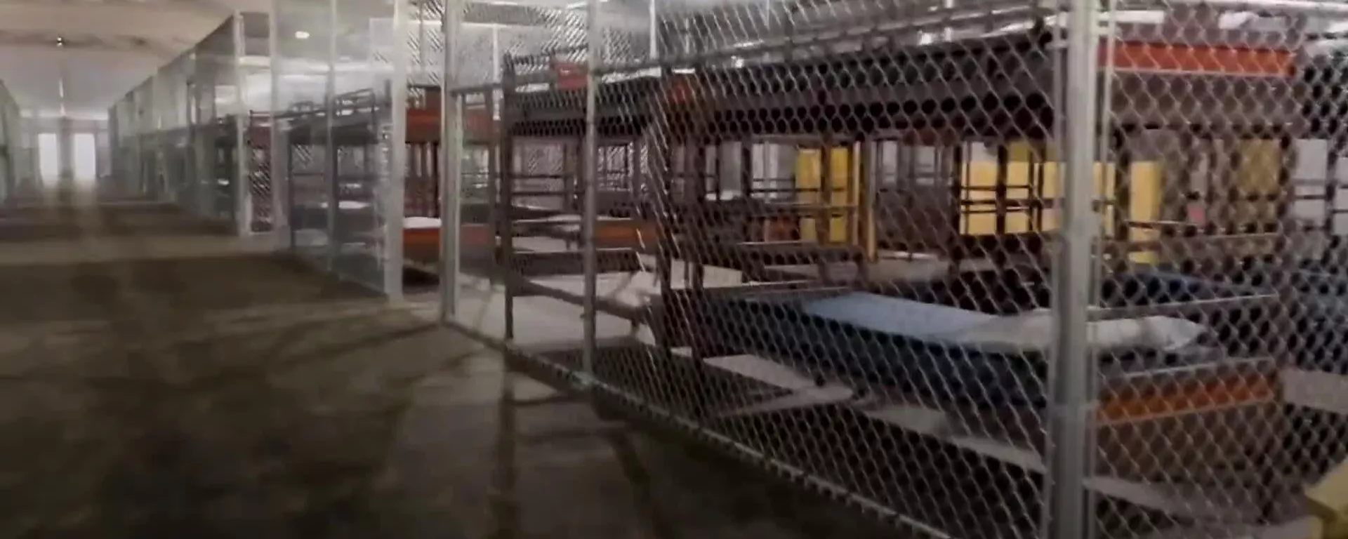 Abusos, falta de agua y drenaje inservible: denuncian malas condiciones en 'Alligator' Alcatraz - Sputnik Mundo, 1920, 05.08.2025