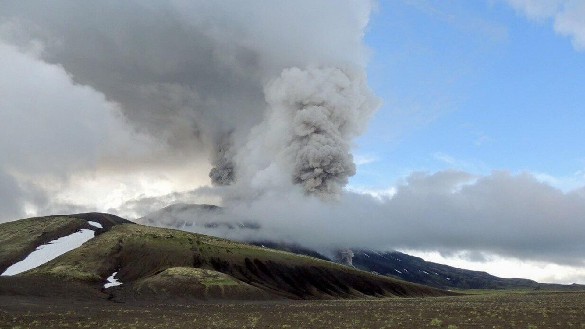 El volcán Krashenínnikov en Kamchatka ha expulsado cenizas a una altura de 6 kilómetros El volcán Krashenínnikov en Kamchatka ha expulsado cenizas a una altura de 6 kilómetros - Sputnik Mundo, 1920, 05.08.2025