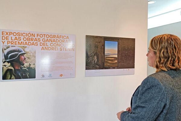 Una visitante observa fotos en la exposición del Concurso Internacional de Fotoperiodismo Andréi Stenin en la ciudad argentina de San Juan. - Sputnik Mundo