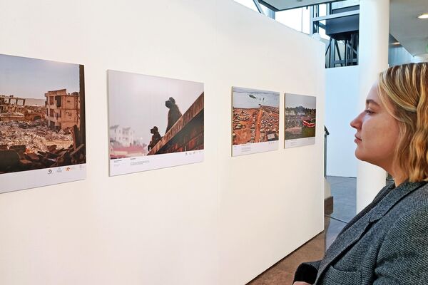 Una visitante observa fotos en la exposición del Concurso Internacional de Fotoperiodismo Andréi Stenin en la ciudad argentina de San Juan. - Sputnik Mundo