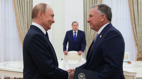 El presidente ruso, Vladímir Putin, y el enviado especial del presidente estadounidense, Donald Trump, Steve Witkoff, el 6 de agosto de 2025 - Sputnik Mundo