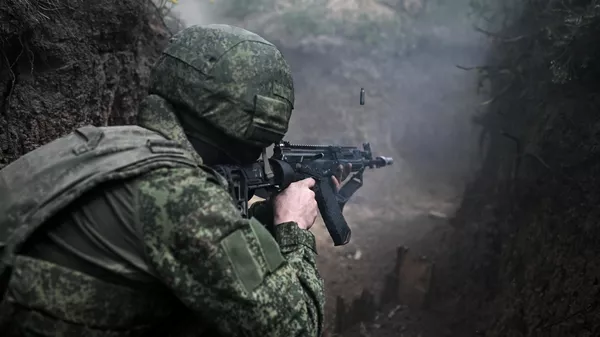 Soldado ruso durante un entrenamiento en la región de Kursk - Sputnik Mundo