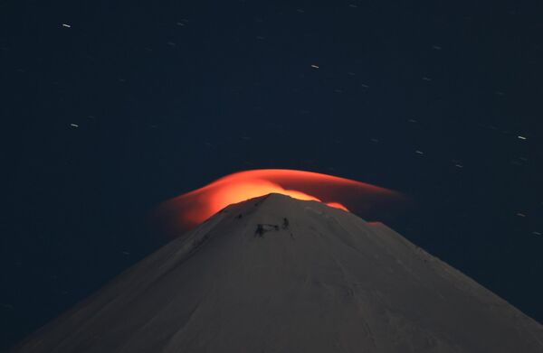 La erupción del volcán Kliuchevskói en la península rusa de Kamchatka provocó la expulsión de fragmentos incandescentes a una altura de hasta 500 m por encima del borde del cráter, y la columna de ceniza alcanzó una altura de 8 km sobre el nivel del mar. - Sputnik Mundo