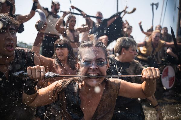 La Romería Vikinga de Catoira es una fiesta anual que se celebra en la localidad gallega de Catoira, España. El festival conmemora los acontecimientos históricos en los que los vikingos saqueaban la costa de la región.  - Sputnik Mundo
