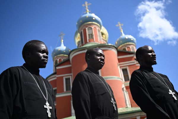 Monjes del monasterio Donskói en Moscú. - Sputnik Mundo