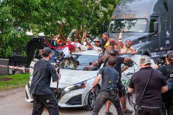 La rapera estadounidense Doechii sale del escenario tras su actuación en el festival Lollapalooza de Chicago. - Sputnik Mundo