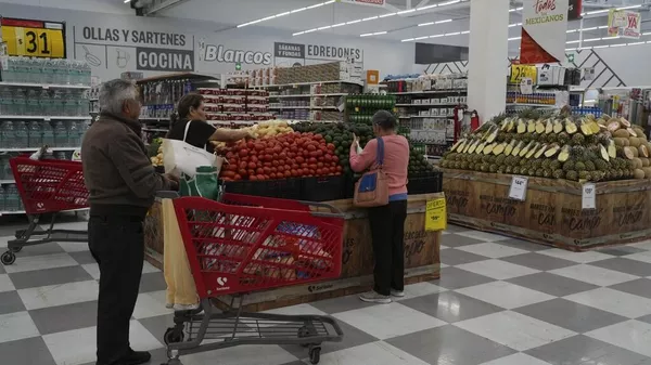 Compradores mexicanos en un supermercado capitalino (imagen ilustrativa) - Sputnik Mundo