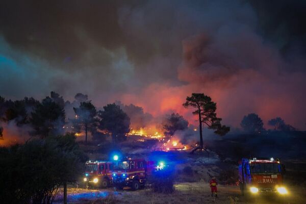 Incendios en España: las fuerzas de emergencia logran dominar un poderoso fuego en el corazón del país Incendios en España: las fuerzas de emergencia logran dominar un poderoso fuego en el corazón del país - Sputnik Mundo