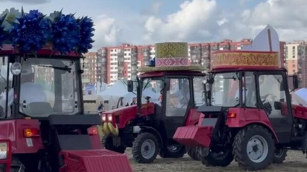 Disfruta un baile de tractores con sombreros y kokoshnik - Sputnik Mundo