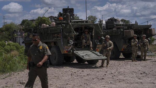 Militares estadounidenses en la frontera con México - Sputnik Mundo