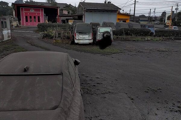 Volcán japonés Shinmoedake sigue activo: nueva erupción tras meses de terremotos Volcán japonés Shinmoedake sigue activo: nueva erupción tras meses de terremotos - Sputnik Mundo