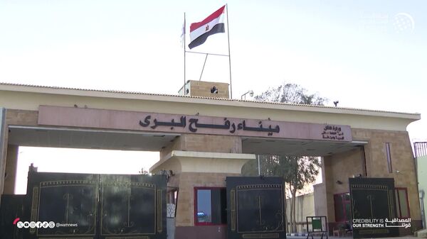 Cientos de camiones con asistencias vitales llegan a la destruida Gaza en una gran operación humanitaria - Sputnik Mundo