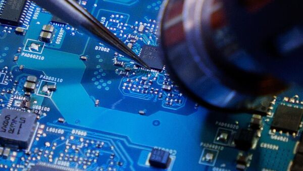Soldadura de un chip - Sputnik Mundo