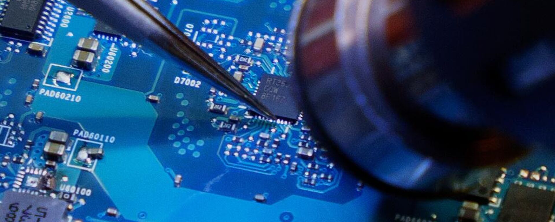 Soldadura de un chip - Sputnik Mundo, 1920, 11.08.2025
