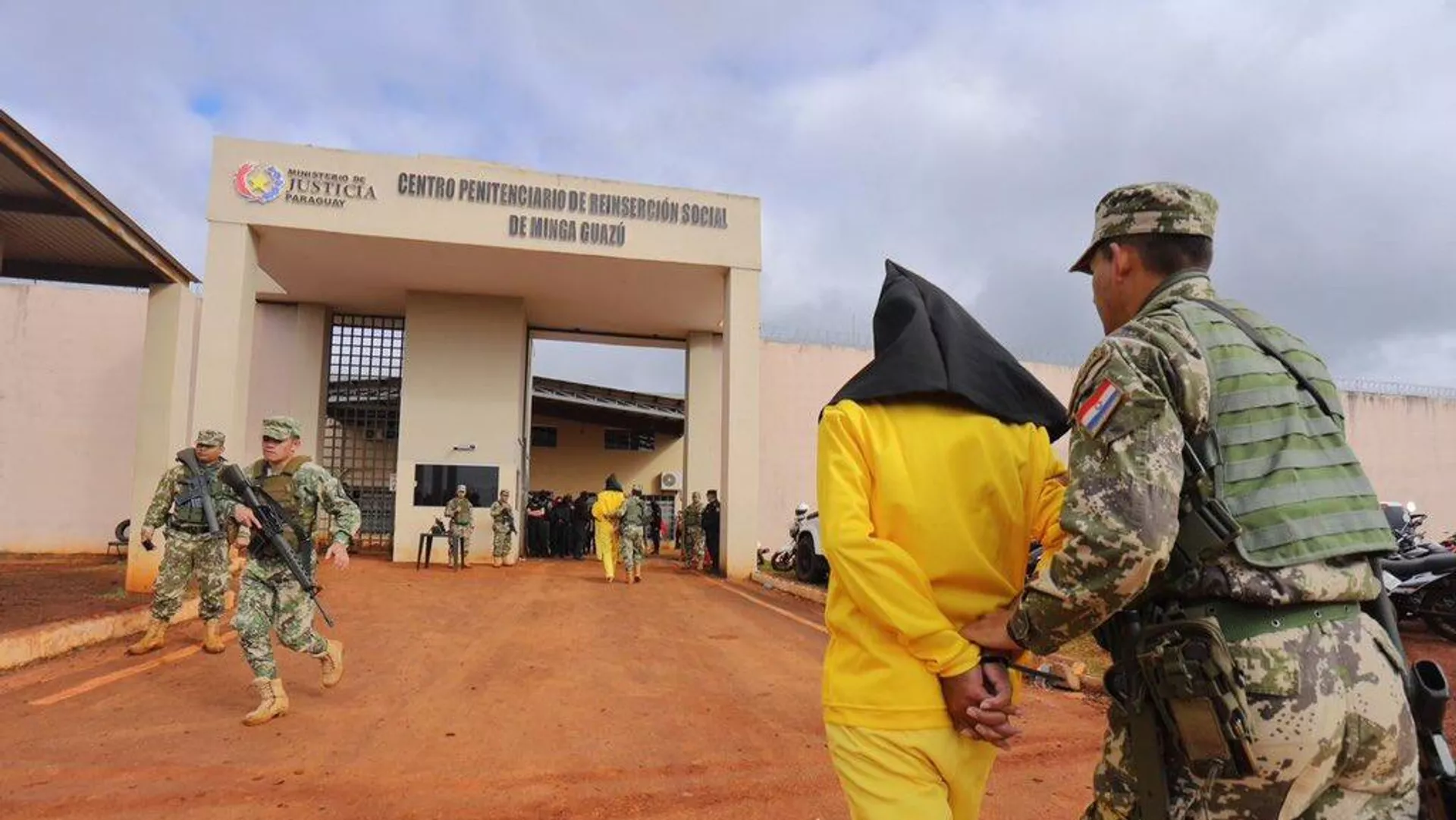 Un efectivo militar de Paraguay traslada a un recluso hacia el penal de Minga Guazú en agosto de 2025 Un efectivo militar de Paraguay traslada a un recluso hacia el penal de Minga Guazú en agosto de 2025 - Sputnik Mundo, 1920, 12.08.2025