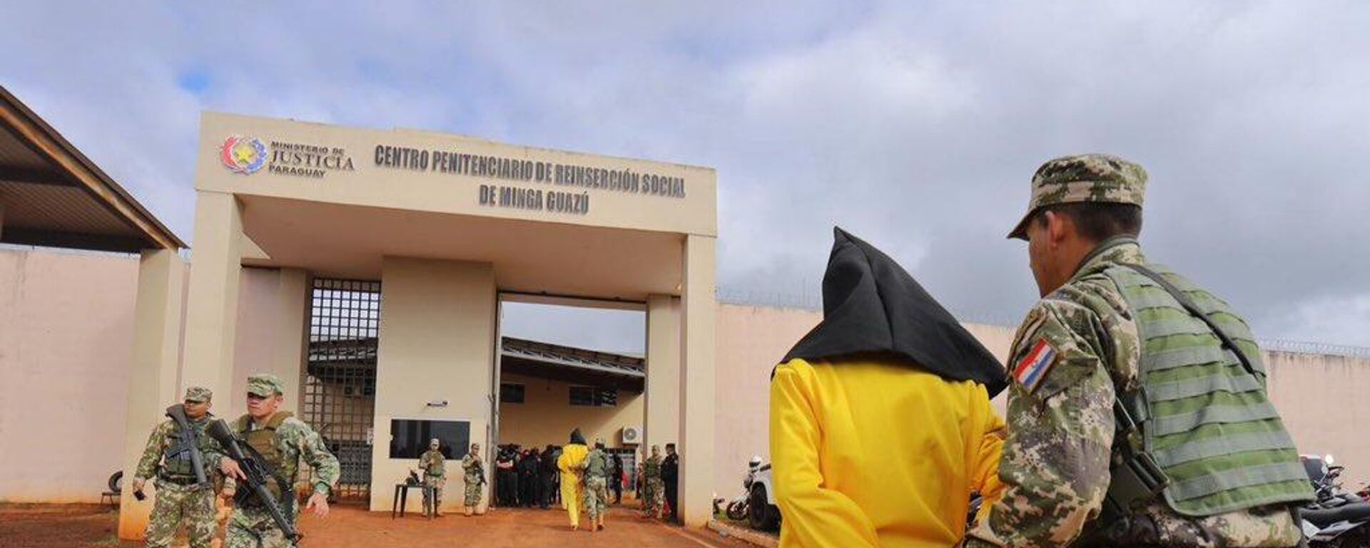 Un efectivo militar de Paraguay traslada a un recluso hacia el penal de Minga Guazú en agosto de 2025 - Sputnik Mundo, 1920, 12.08.2025