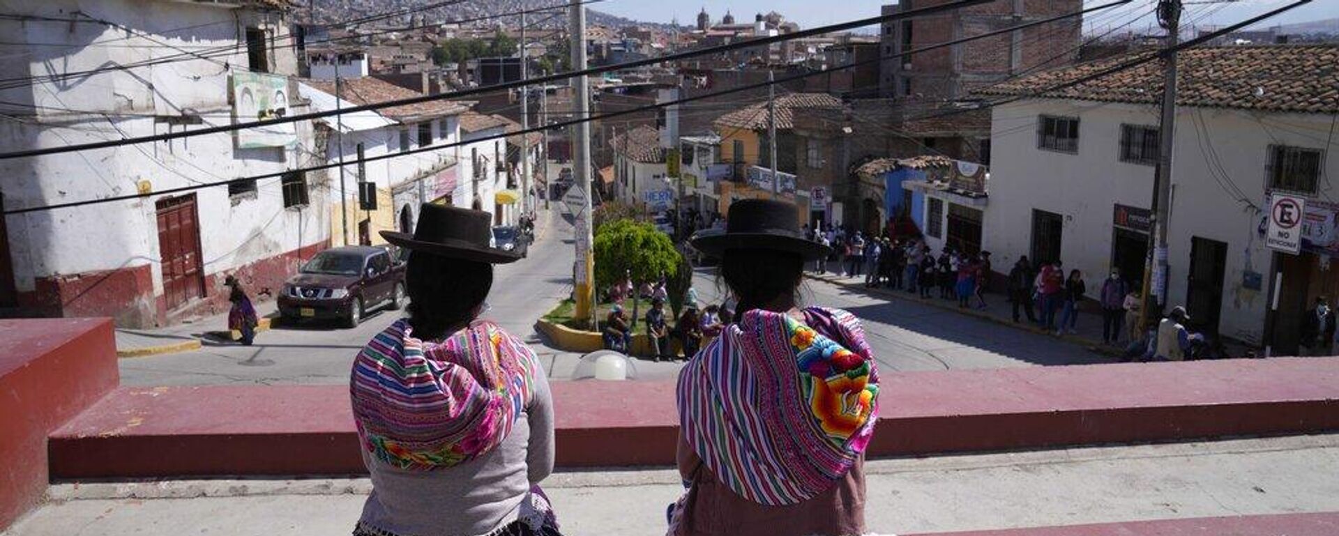 Mujeres indígenas descansan en un parque en Huamanga, Perú - Sputnik Mundo, 1920, 12.08.2025