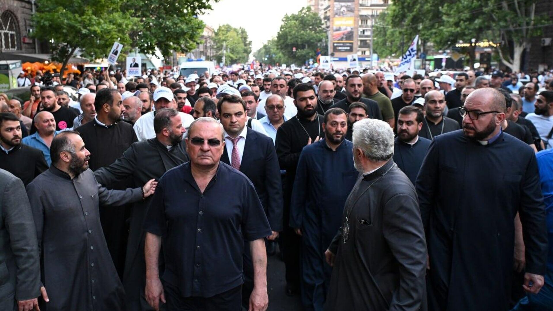 La familia del empresario Karapetián presenta una demanda de arbitraje por el caso de la empresa Redes Eléctricas de Armenia La familia del empresario Karapetián presenta una demanda de arbitraje por el caso de la empresa Redes Eléctricas de Armenia - Sputnik Mundo, 1920, 12.08.2025