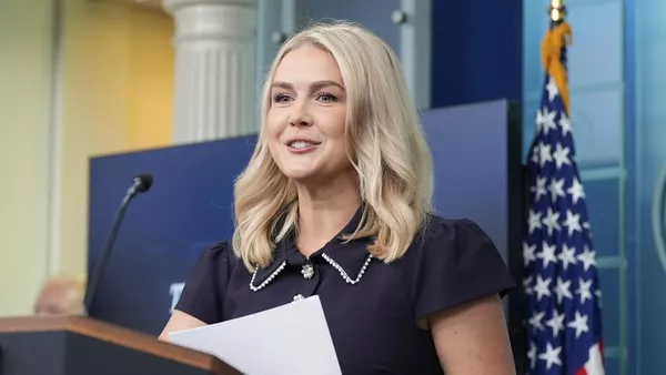 Karoline Leavitt, secretaria de prensa de la Casa Blanca, habla con periodistas, el 12 de agosto de 2025, en Washington  - Sputnik Mundo