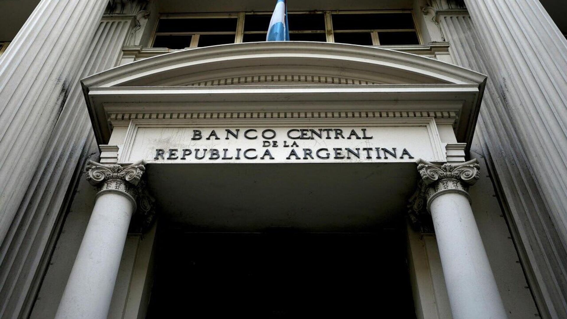 Esta fue la estrategia del Gobierno argentino con el último desembolso del FMI Esta fue la estrategia del Gobierno argentino con el último desembolso del FMI - Sputnik Mundo, 1920, 13.08.2025
