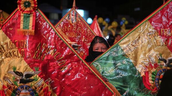 Un simpatizante escucha al candidato presidencial Samuel Doria Medina durante un mitin de cierre de campaña en El Alto, Bolivia, 13 de agosto de 2025 - Sputnik Mundo