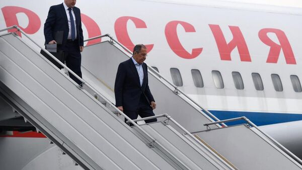 El canciller ruso Lavrov y el embajador Darchiev llegan a Alaska - Sputnik Mundo