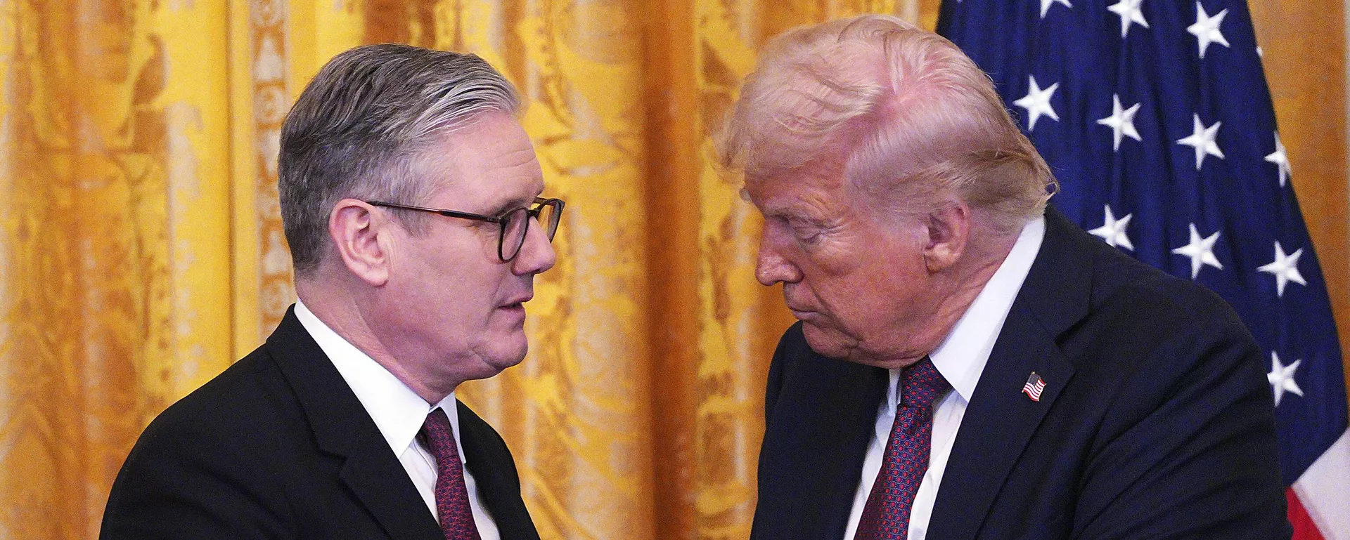 El primer ministro británico, Keir Starmer, y el presidente de EEUU, Donald Trump - Sputnik Mundo, 1920, 15.08.2025