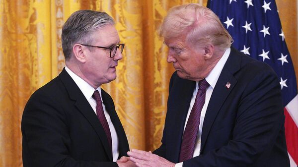 El primer ministro británico, Keir Starmer, y el presidente de EEUU, Donald Trump - Sputnik Mundo