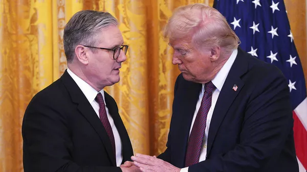 El primer ministro británico, Keir Starmer, y el presidente de EEUU, Donald Trump - Sputnik Mundo