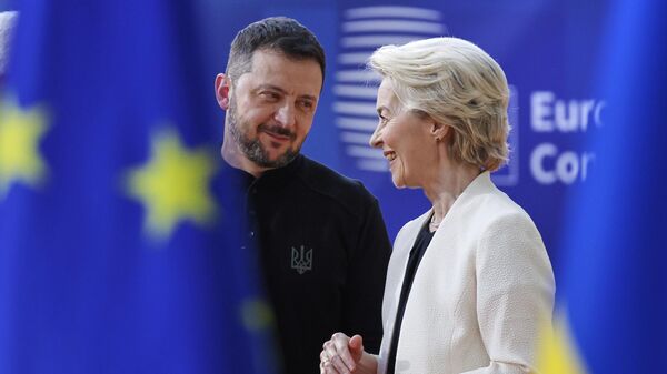 Volodímir Zelenski habla con la presidenta de la Comisión Europea, Ursula von der Leyen, a su llegada a una cumbre de la UE en el edificio del Consejo Europeo en Bruselas, 6 de marzo de 2025  - Sputnik Mundo