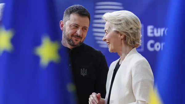 Volodímir Zelenski habla con la presidenta de la Comisión Europea, Ursula von der Leyen, a su llegada a una cumbre de la UE en el edificio del Consejo Europeo en Bruselas, 6 de marzo de 2025  - Sputnik Mundo