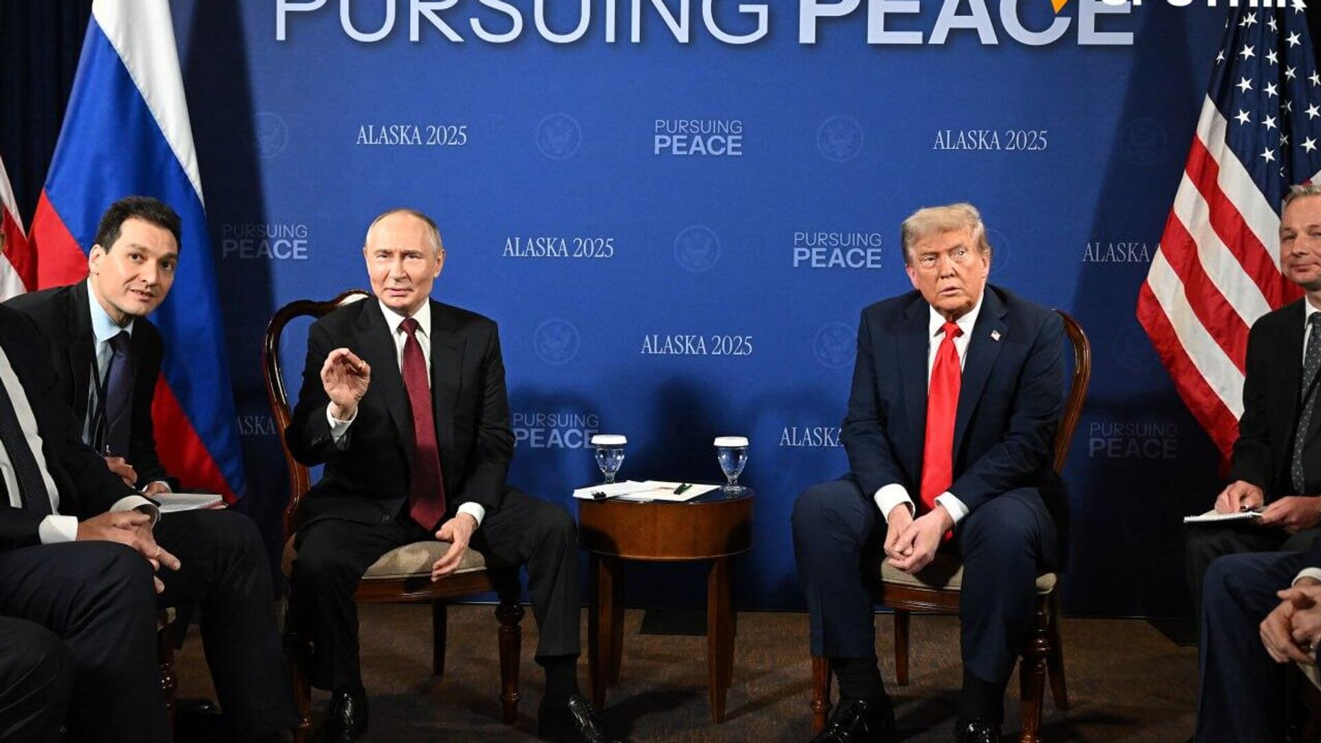 Esto es lo más importante que ha pasado al inicio del encuentro entre el presidente ruso, Vladímir Putin, y su homólogo estadounidense, Donald Trump: Esto es lo más importante que ha pasado al inicio del encuentro entre el presidente ruso, Vladímir Putin, y su homólogo estadounidense, Donald Trump: - Sputnik Mundo, 1920, 15.08.2025