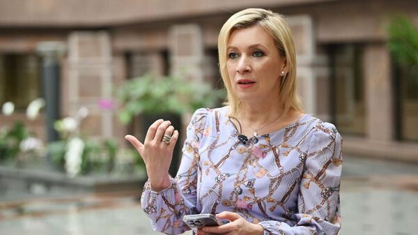 La portavoz de la Cancillería rusa, María Zajárova, calificó de locura que raya en la demencia la reacción de los medios occidentales al ver la alfombra roja que se le extendió a Putin en Estados Unidos La portavoz de la Cancillería rusa, María Zajárova, calificó de locura que raya en la demencia la reacción de los medios occidentales al ver la alfombra roja que se le extendió a Putin en Estados Unidos - Sputnik Mundo