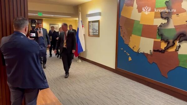 Terminan las conversaciones en formato reducido entre Putin y Trump; duraron 2 horas con 45 minutos - Sputnik Mundo