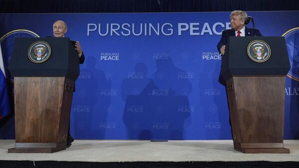 Los presidentes de Rusia, Vladímir Putin, y de EEUU, Donald Trump, en conferencia de prensa. - Sputnik Mundo